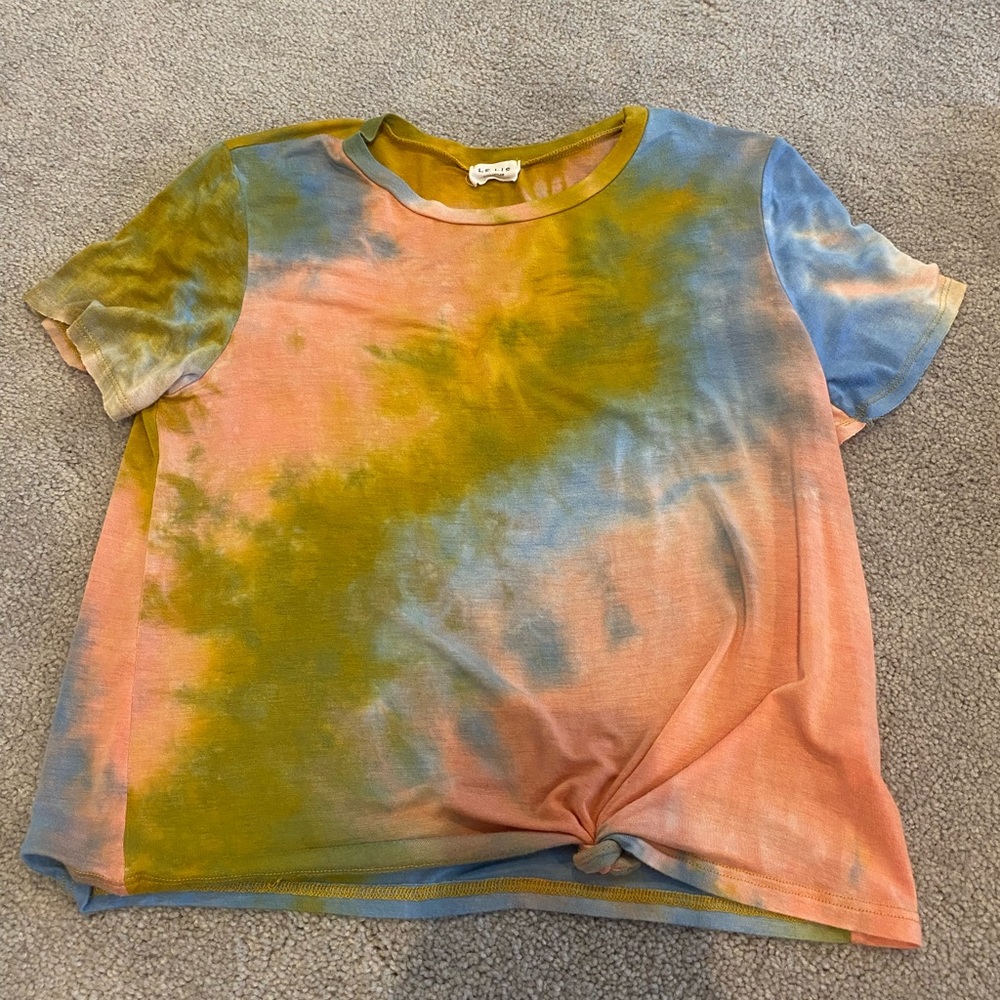 Cute tie die knotted crop.